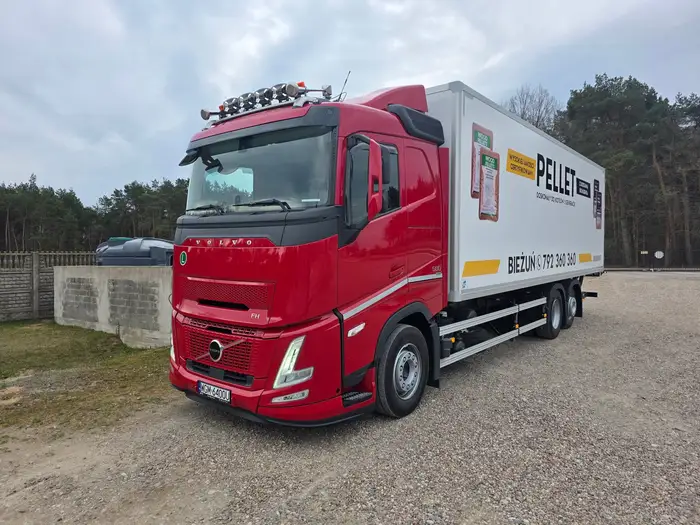 Ciężarówka Volvo Pellet Bieżuń z przodu