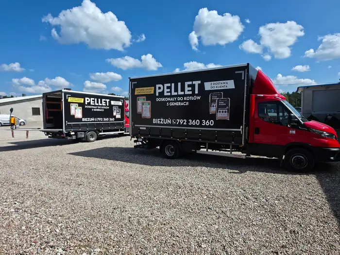 Dwa auta Iveco Daily z czarną zabudową PELLET, mniejsze samochody na dojazd w trudno dostępne miejsca