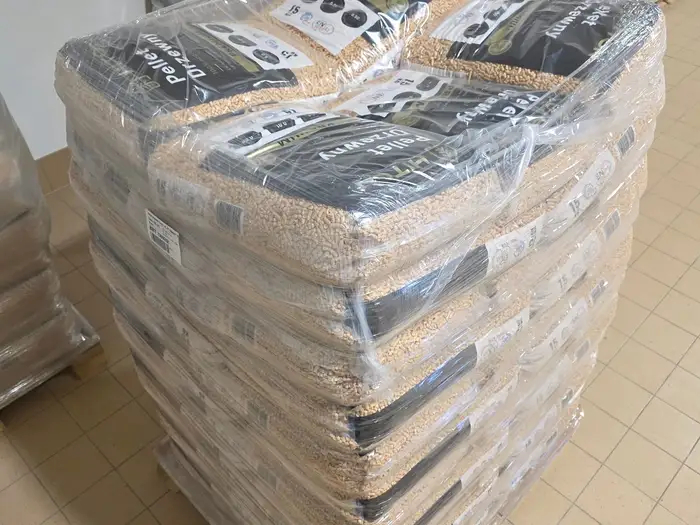Paleta worków pelletu HITON owinięta folią w magazynie