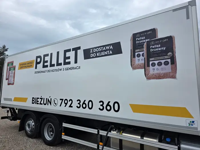 Bok zabudowy z grafiką worków pelletu HITON