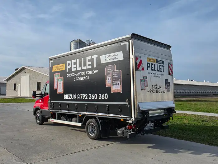 Iveco Daily z czarną zabudową PELLET od tyłu, widać złożoną windę
